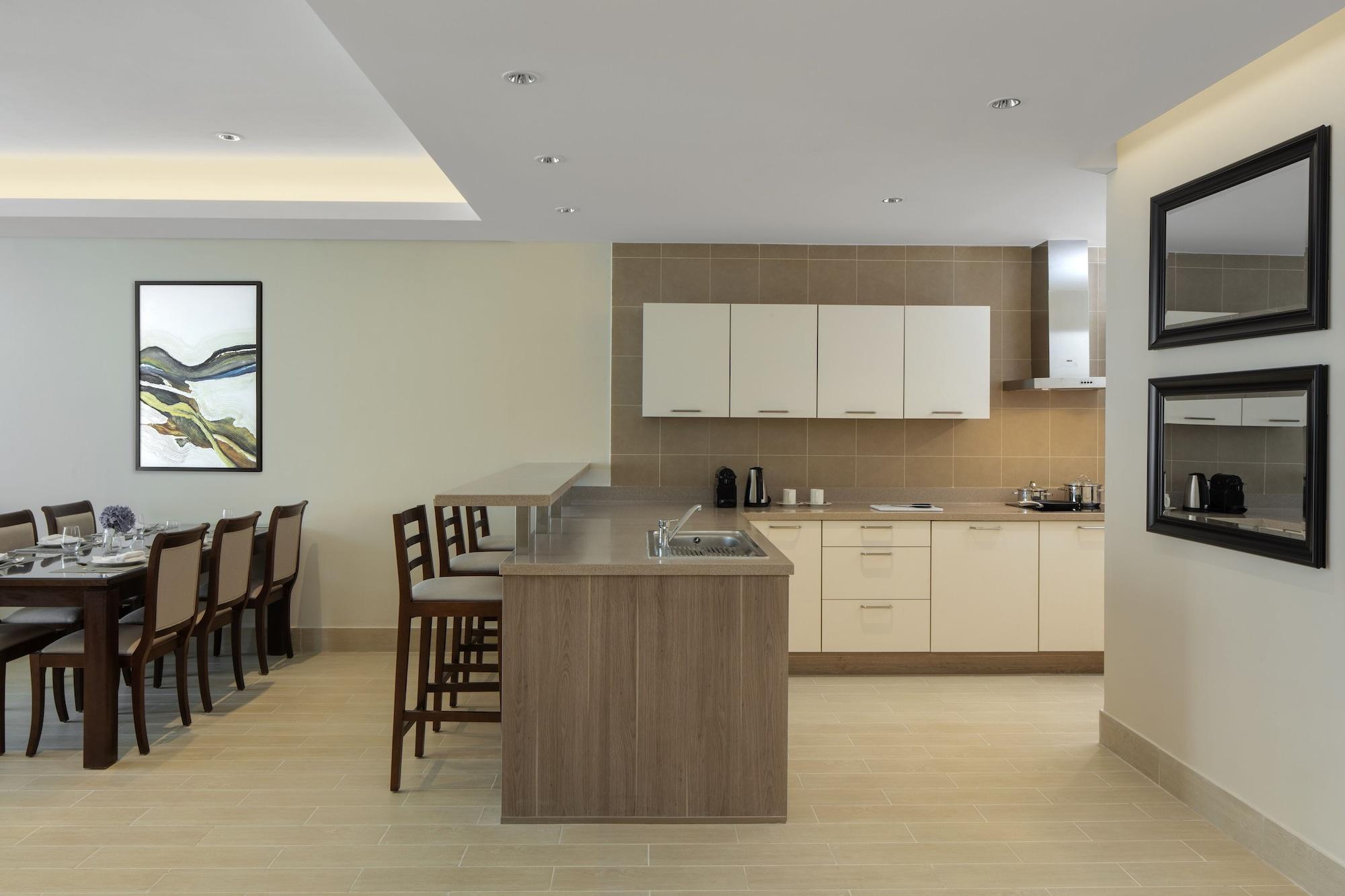 Dusit Doha Hotel Buitenkant foto A kitchen in a typical apartment