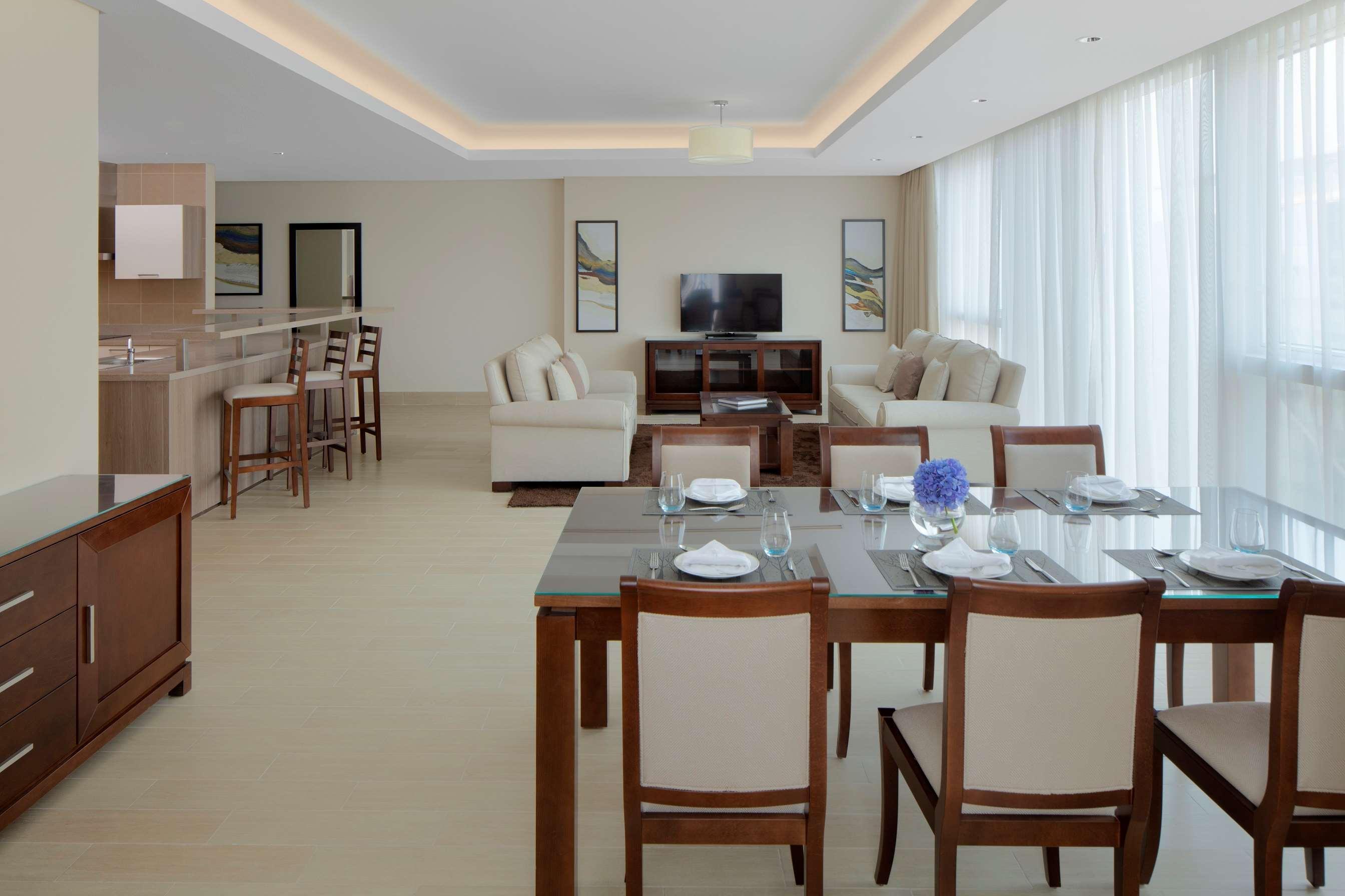 Dusit Doha Hotel Buitenkant foto A typical suite at the Atlantis Paradise Island
