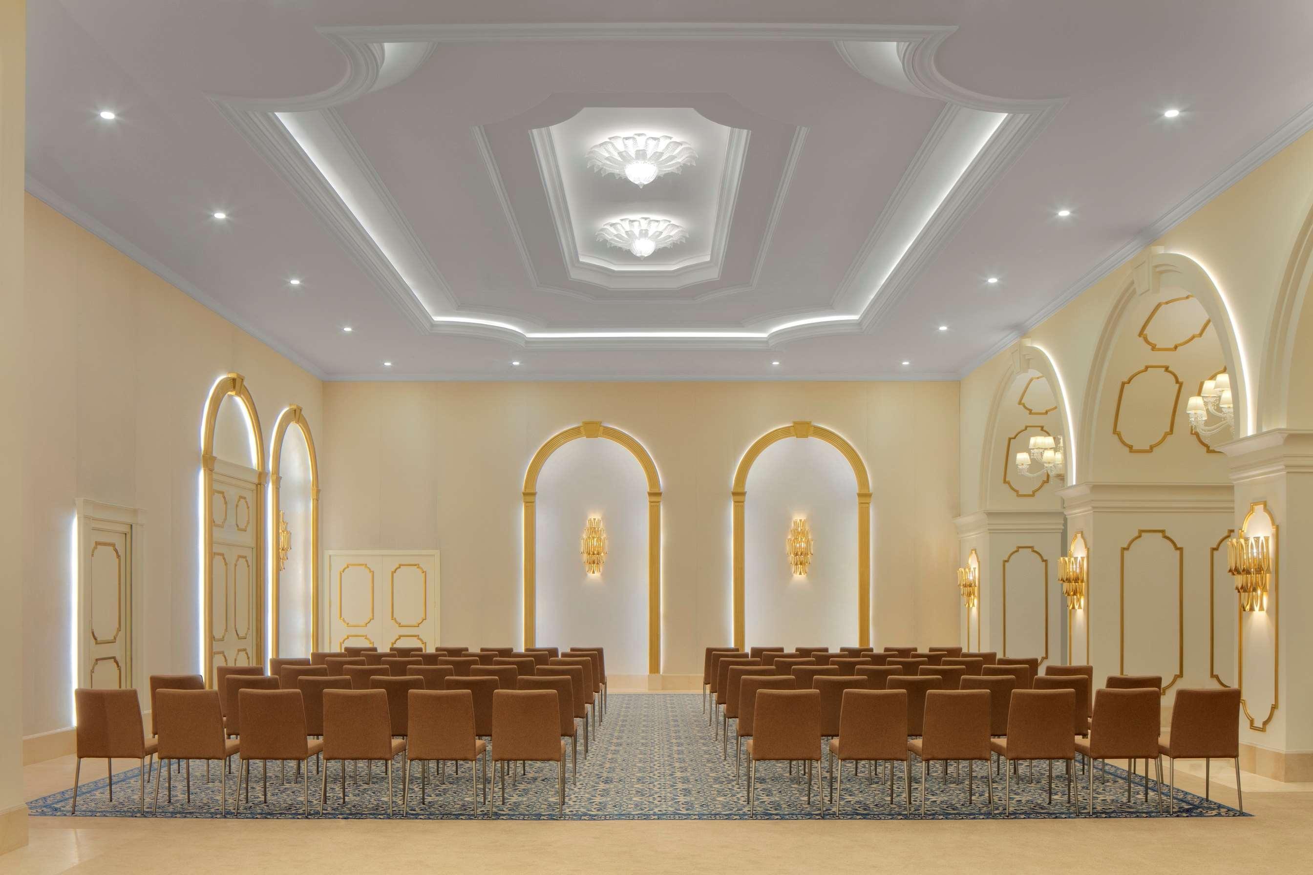 Dusit Doha Hotel Buitenkant foto The interior of the new church