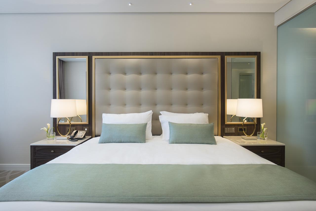 Dusit Doha Hotel Buitenkant foto A bedroom at the hotel