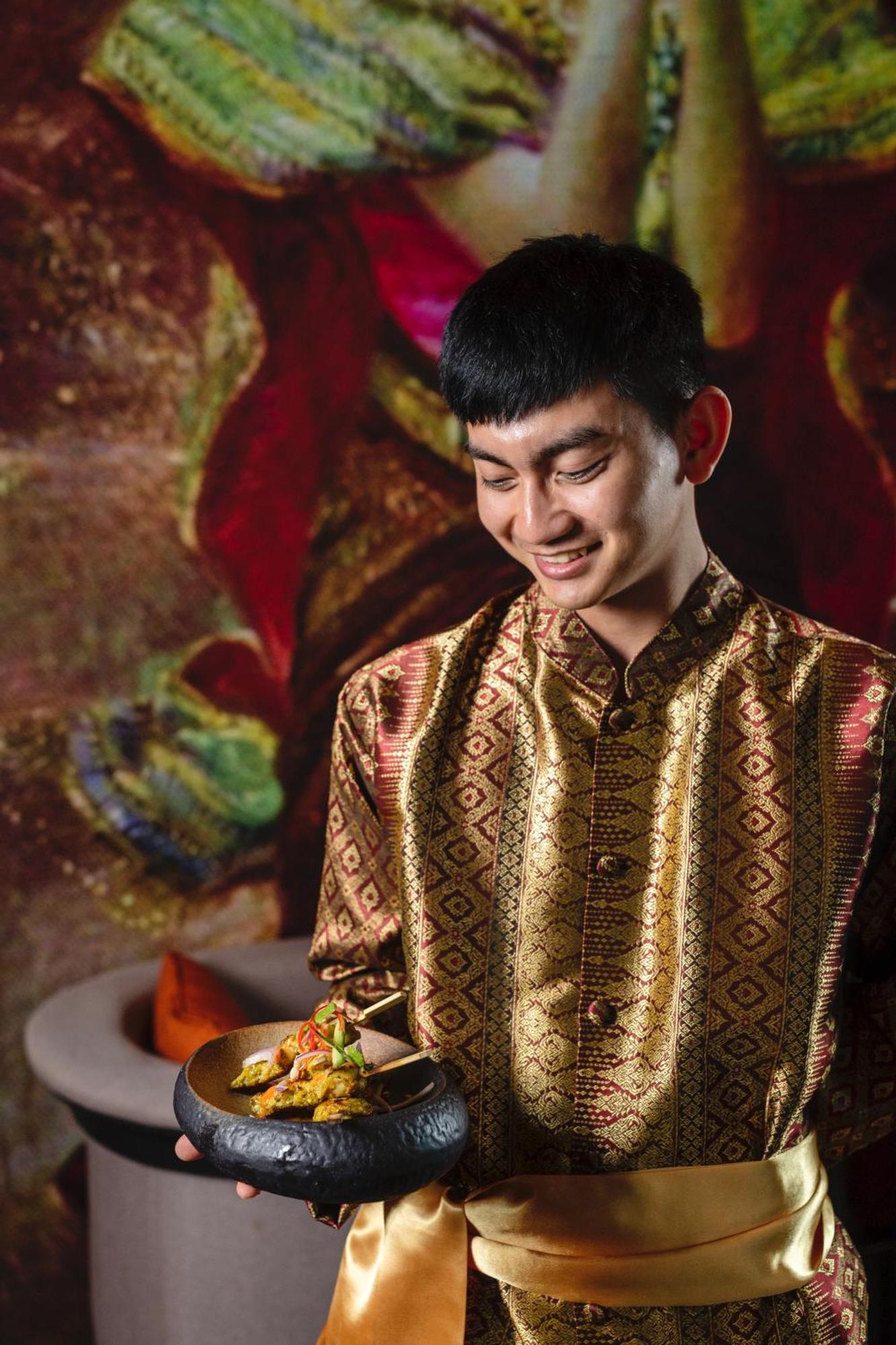 Dusit Doha Hotel Buitenkant foto A Thai man wearing a Thai shirt