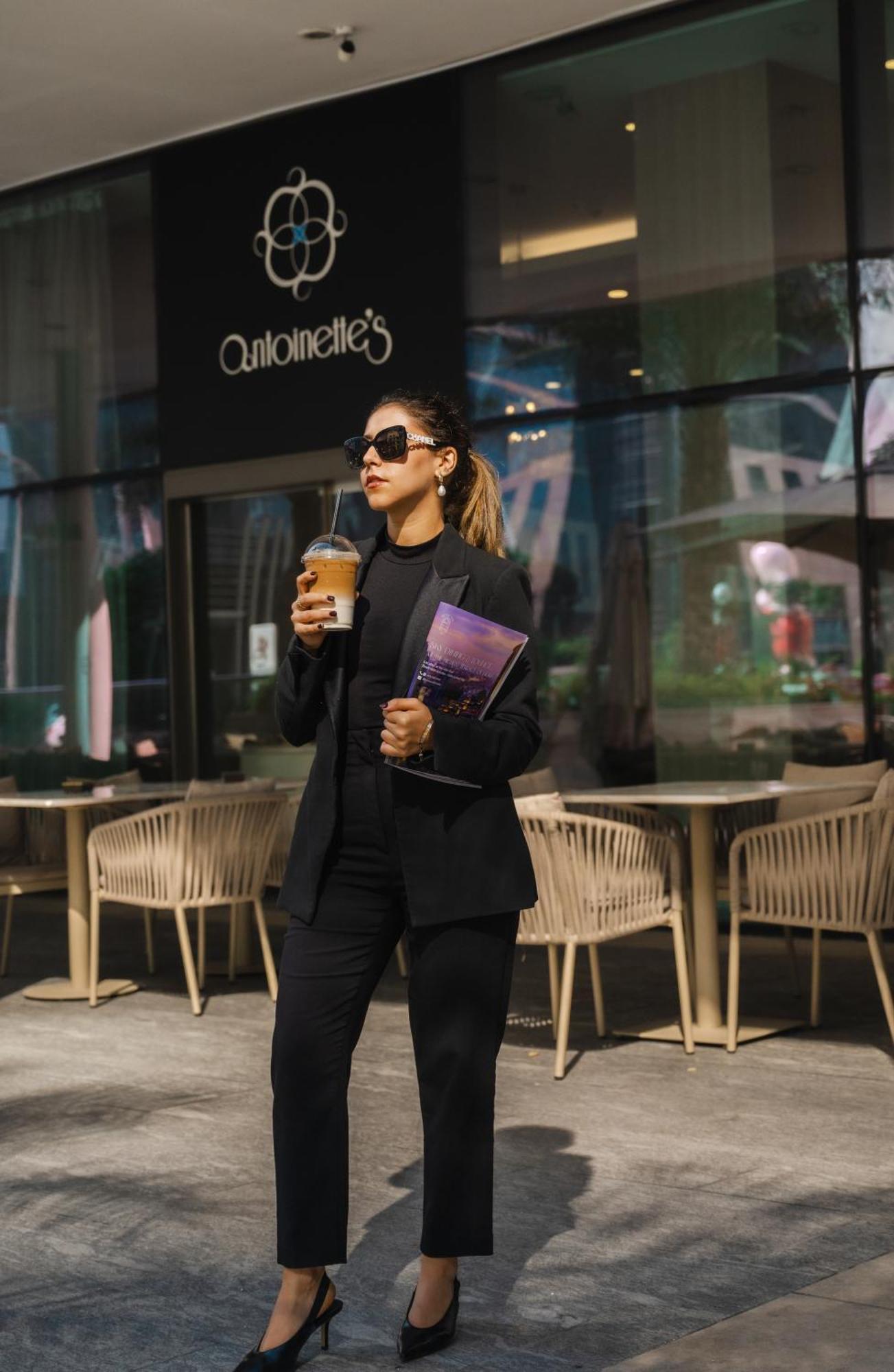 Dusit Doha Hotel Buitenkant foto A woman wearing a blazer