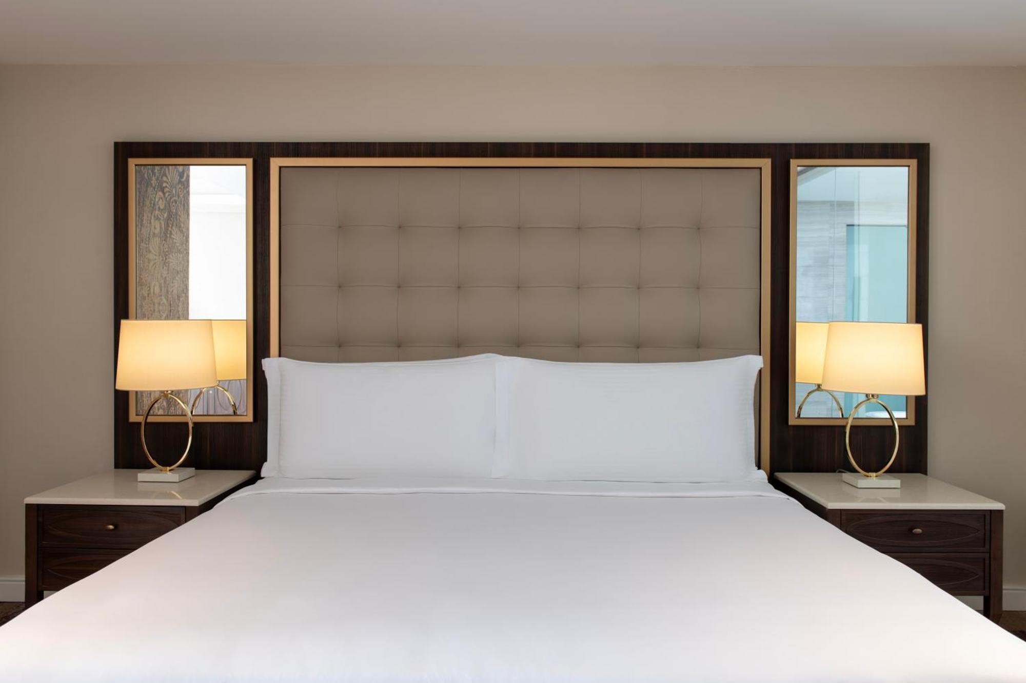 Dusit Doha Hotel Buitenkant foto A bedroom at the Conrad Dubai
