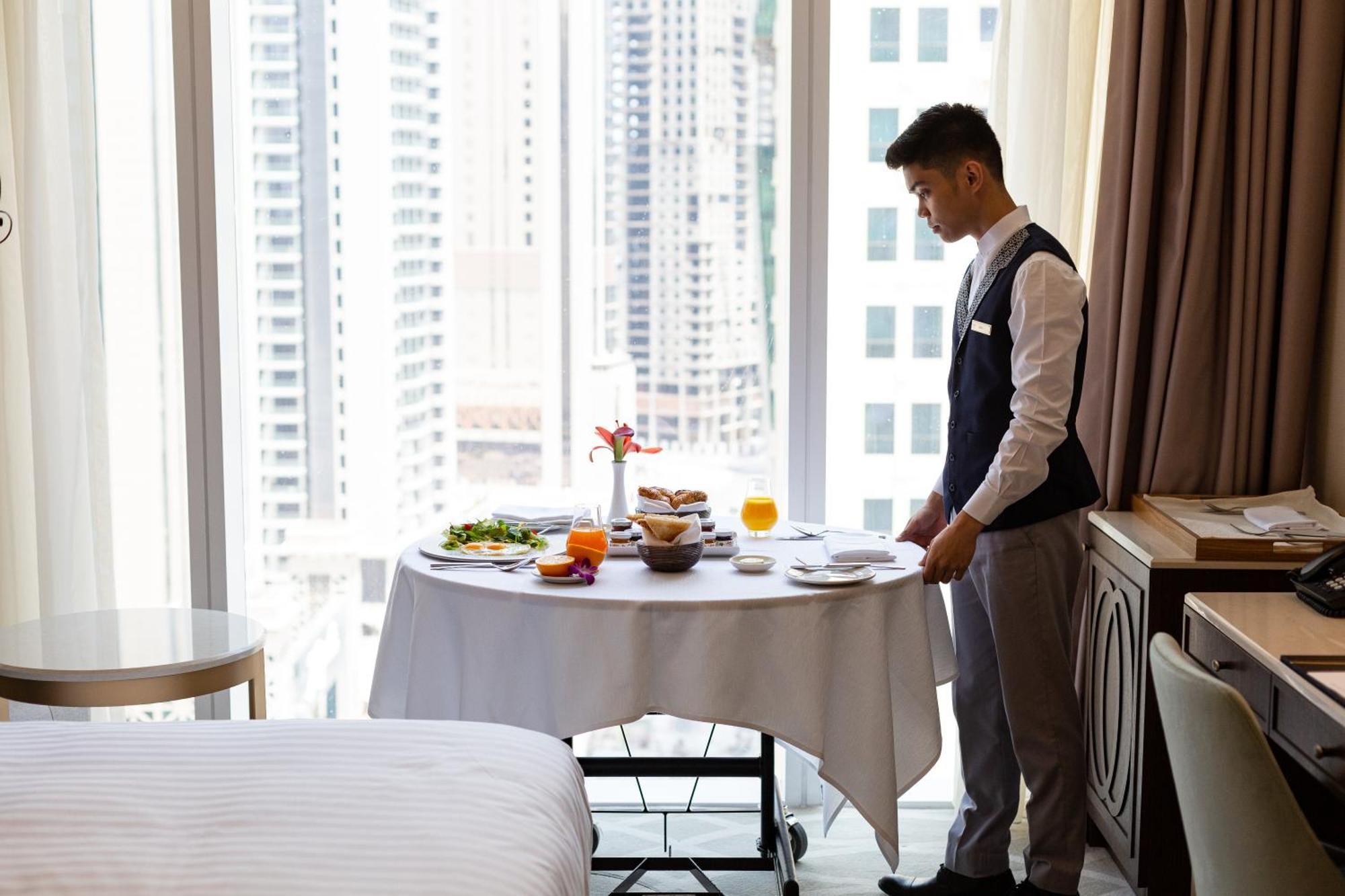 Dusit Doha Hotel Buitenkant foto Room service