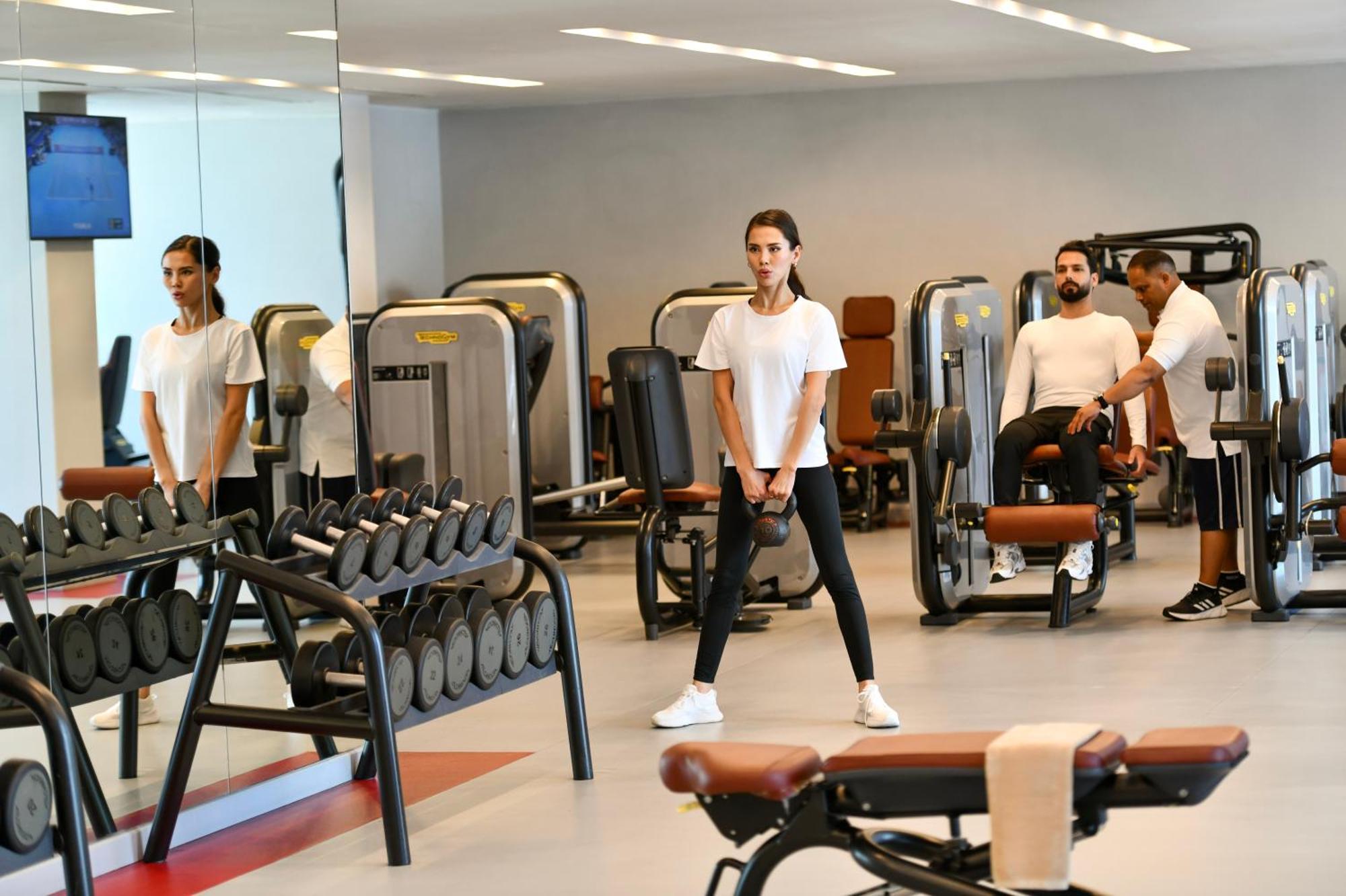 Dusit Doha Hotel Buitenkant foto The gym at the hotel