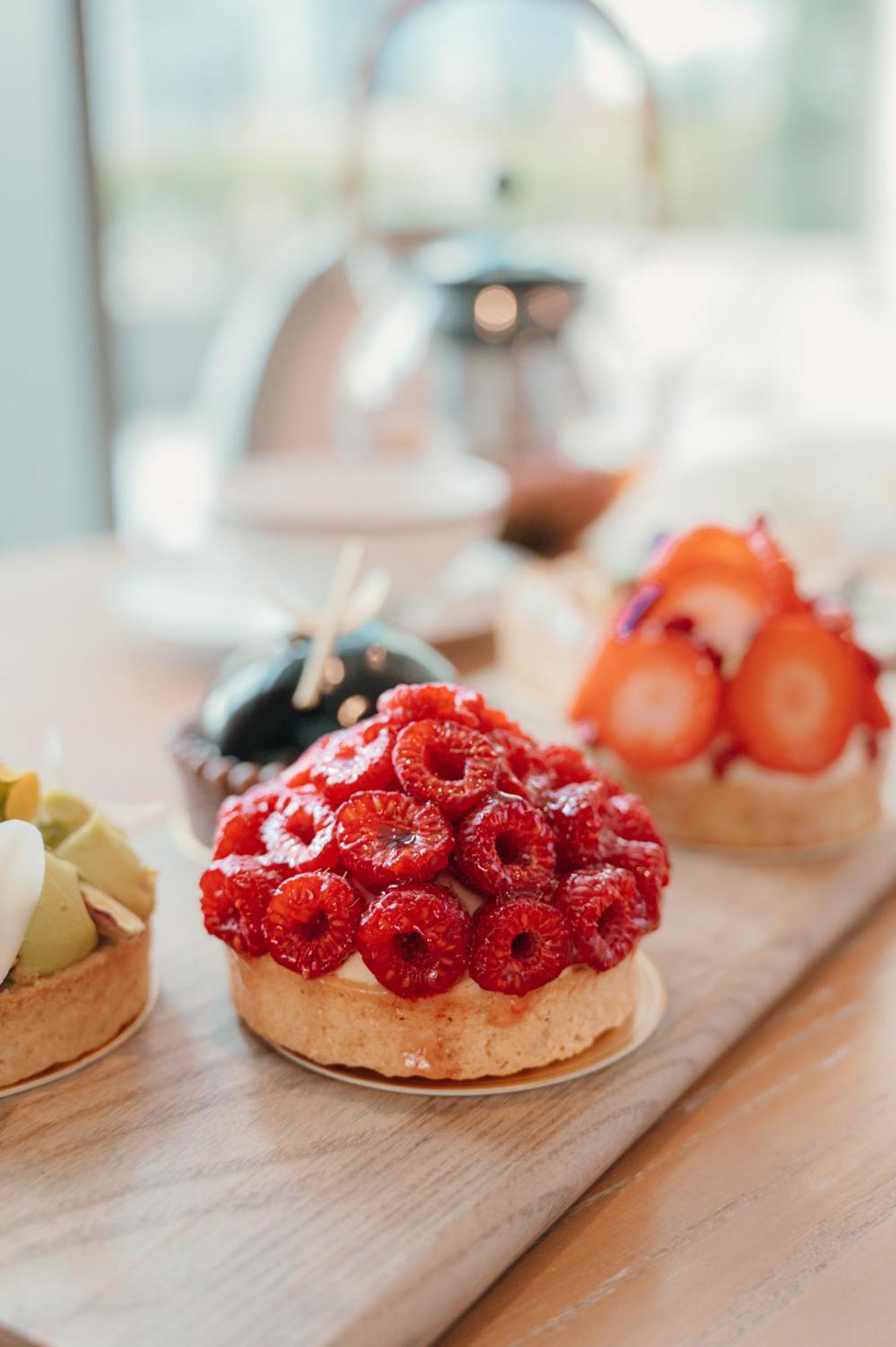 Dusit Doha Hotel Buitenkant foto Strawberry tart