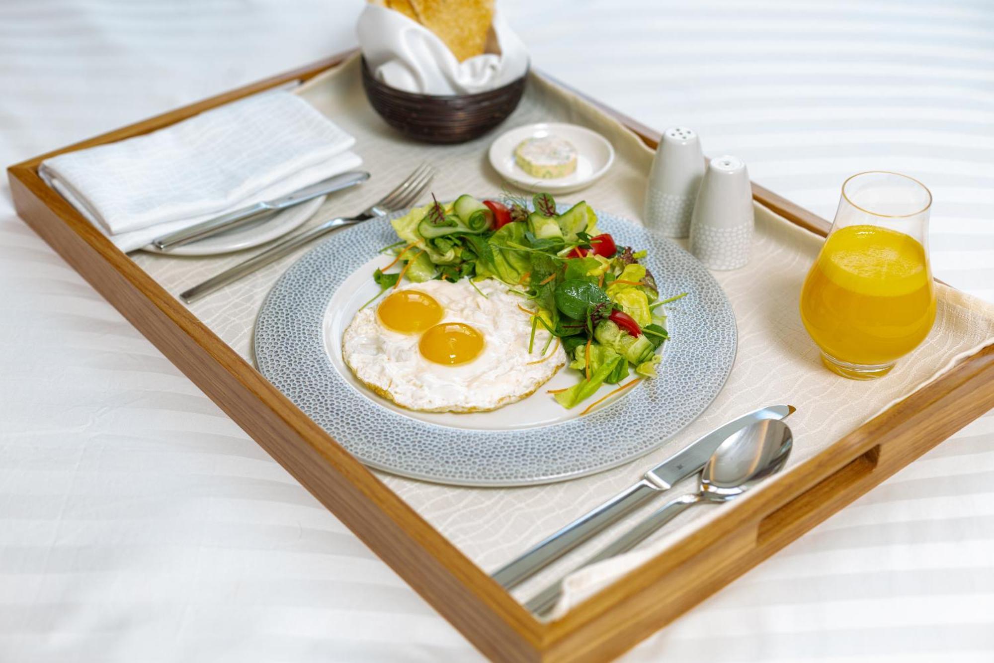 Dusit Doha Hotel Buitenkant foto Room service