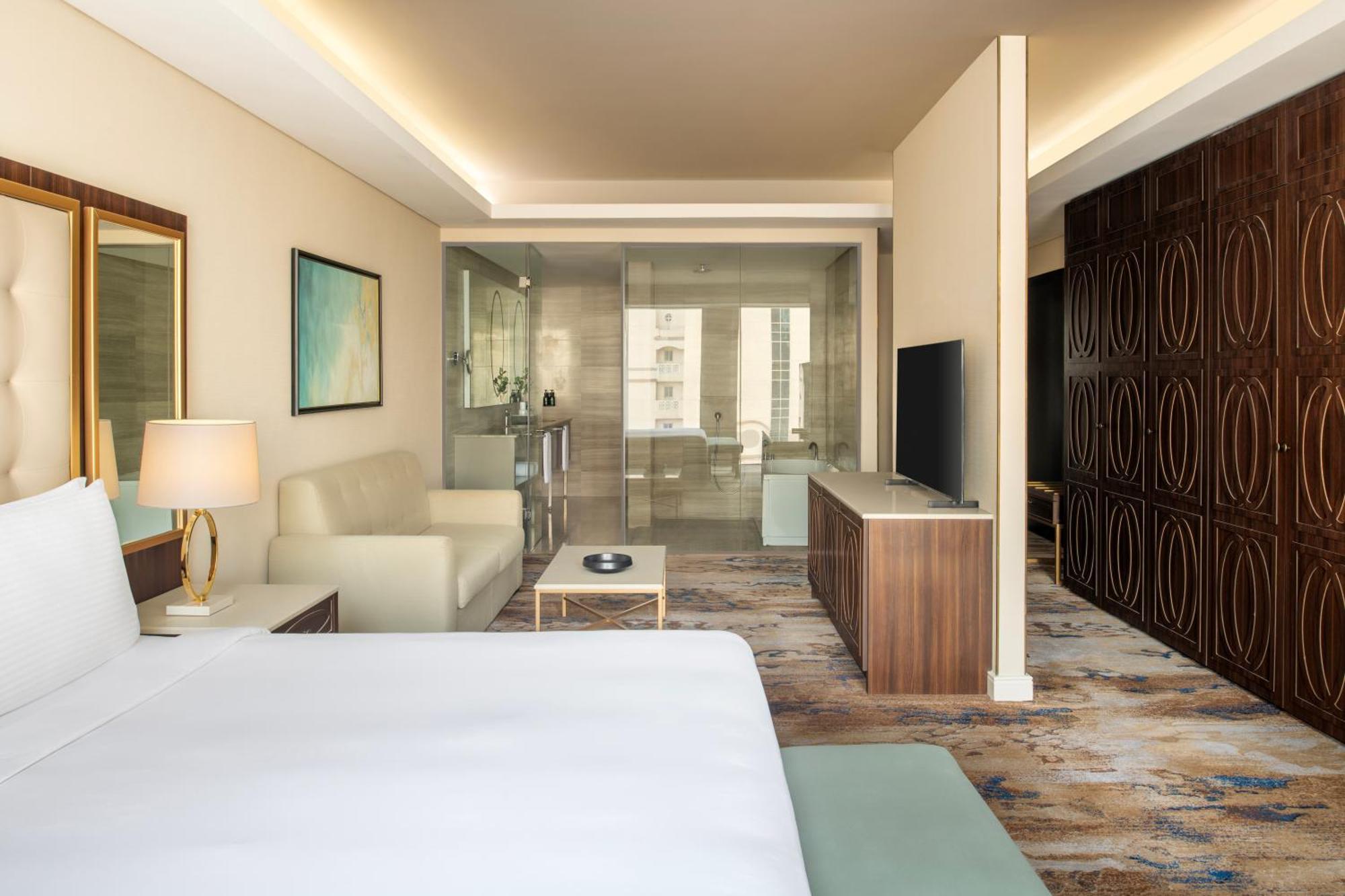 Dusit Doha Hotel Buitenkant foto A guest room at the hotel