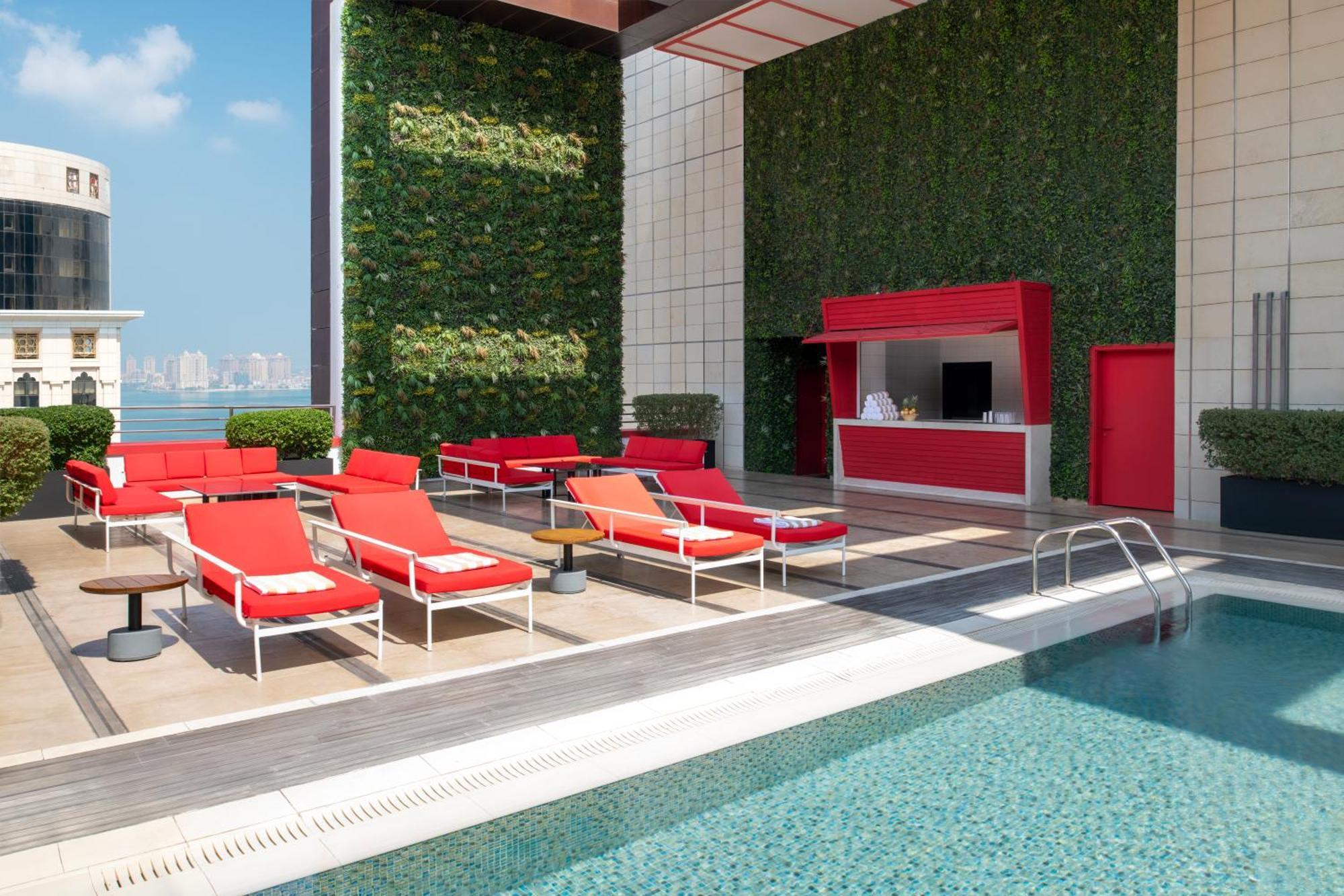 Dusit Doha Hotel Buitenkant foto The rooftop pool at The Hari