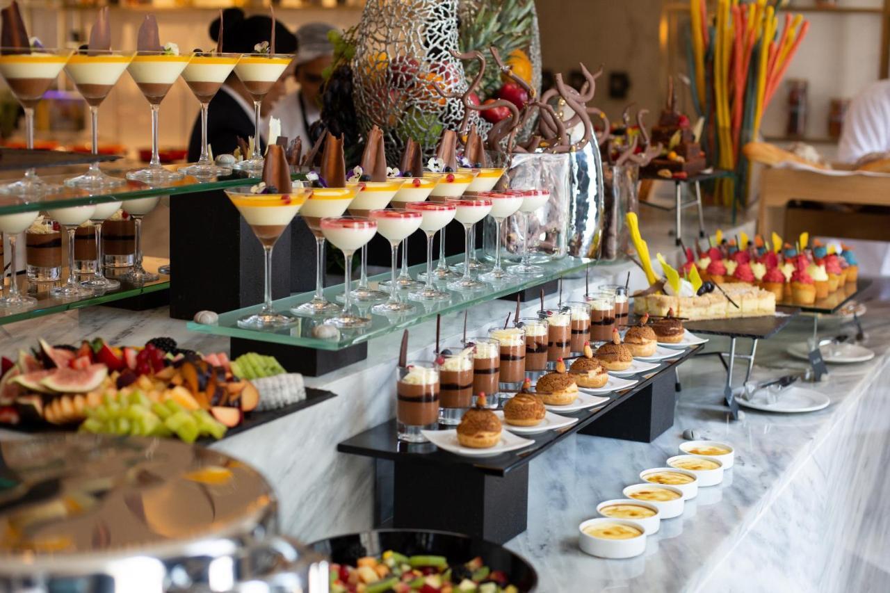 Dusit Doha Hotel Buitenkant foto A dessert buffet