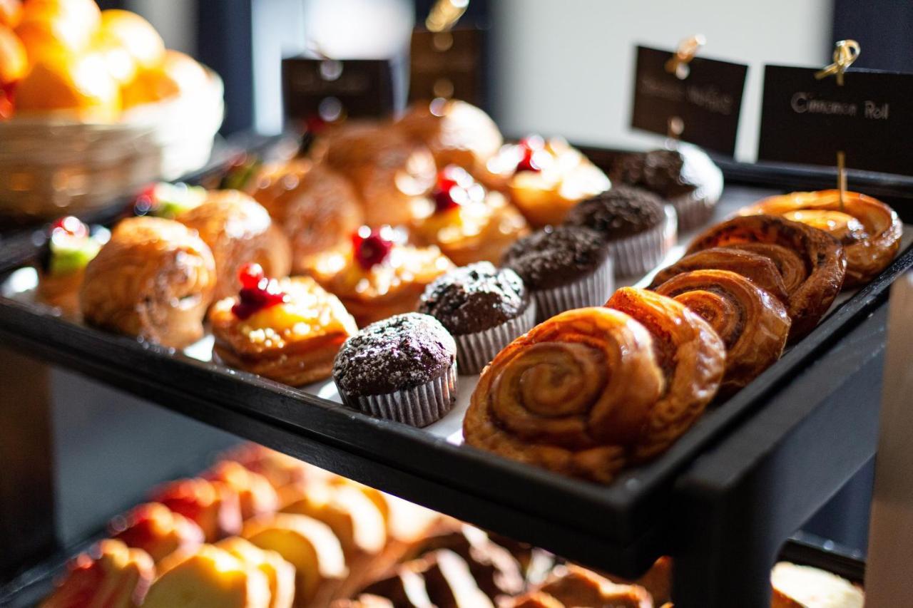 Dusit Doha Hotel Buitenkant foto A selection of pastries