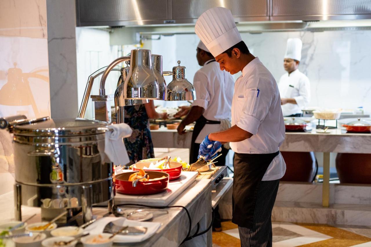 Dusit Doha Hotel Buitenkant foto A chef at work
